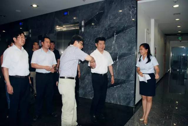 行之講解員為領導講解公司情況